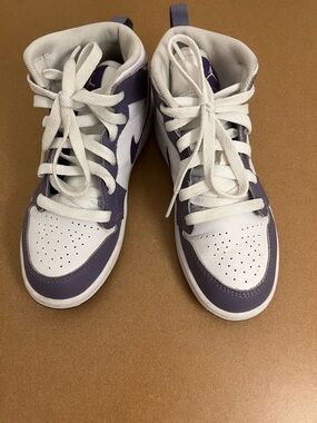Nike Air Jordan 1 Mid GS Kids Size 1Y White/Purple Venom, DQ8424-500. EUC